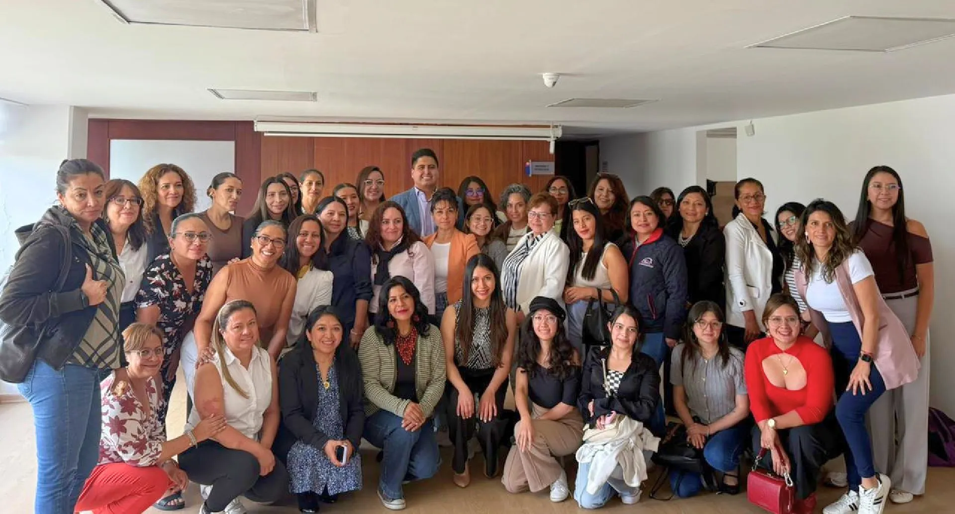 Grupo de participantes del Taller de Finanzas IA con CODEIS en el Cowork CCQ, Quito