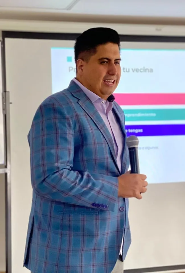 Francisco Abad facilitando el Taller de Finanzas IA en el Cowork CCQ, Quito